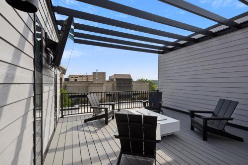 New Modern Townhome with Rooftop Patio townhouse in Iowa City, USA
