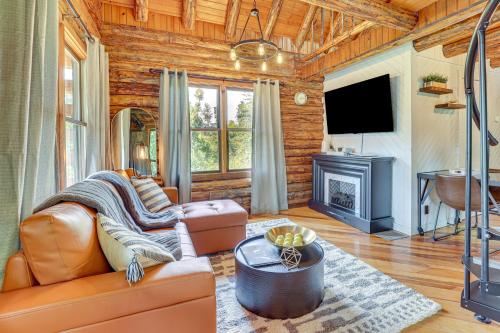 . Peaceful Creekside North Studio with Fire Pit