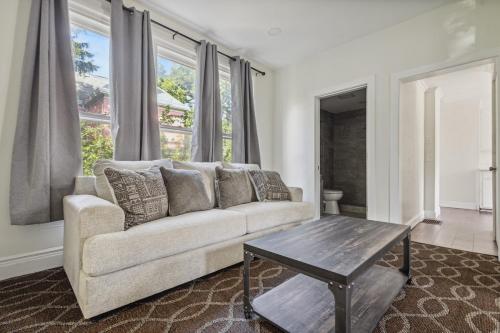 Comfortable 4BR 2BA in the Falls in Niagara Falls, USA