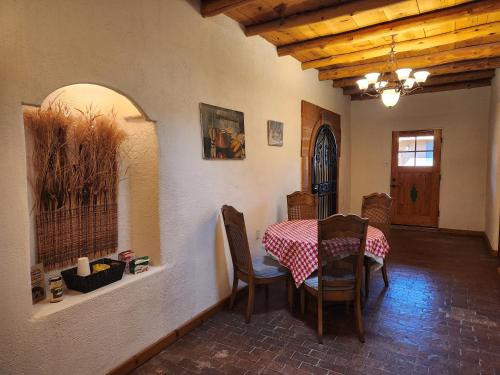 Red Mountain Manor vineyard and guesthouse in Rio Rancho, USA
