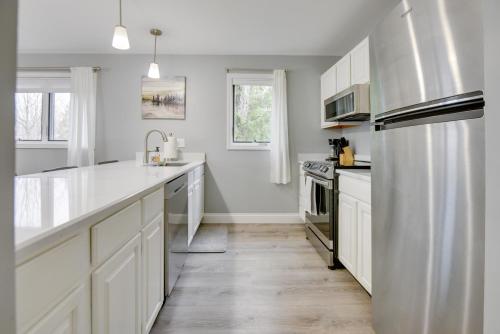 Newfound Lake Vacation Rental with Deck and Lake View in 布里斯托爾(NH)