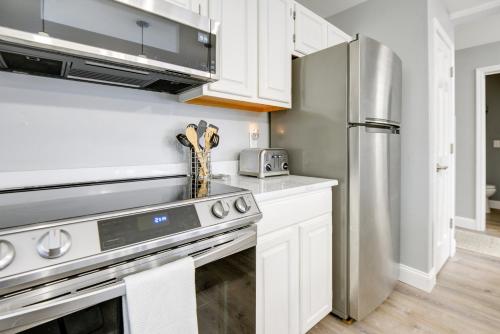 Newfound Lake Vacation Rental with Deck and Lake View in 布里斯托爾(NH)