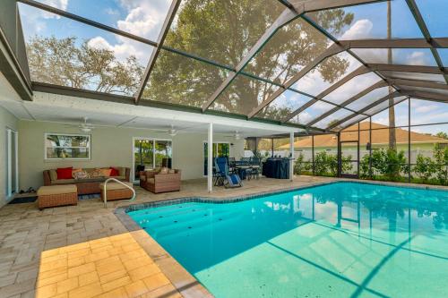 Weeki Lake Retreat Private Pool and 12 Mi to Beach in Spring Hill, USA