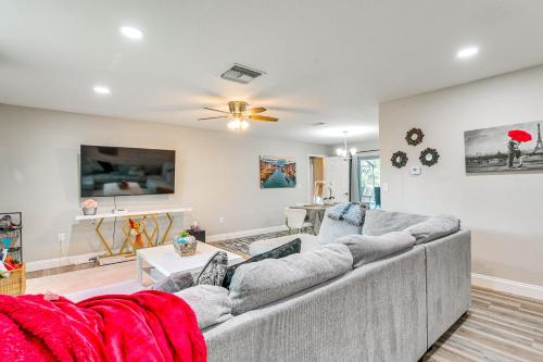 Disney Day Trips! Lakefront Home w/ Heated Pool in สปริง ฮิลล์ (FL)