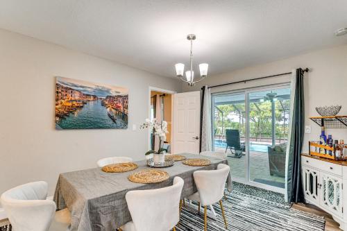 Disney Day Trips! Lakefront Home w/ Heated Pool in สปริง ฮิลล์ (FL)