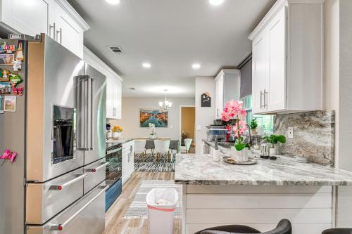Disney Day Trips! Lakefront Home w/ Heated Pool in สปริง ฮิลล์ (FL)