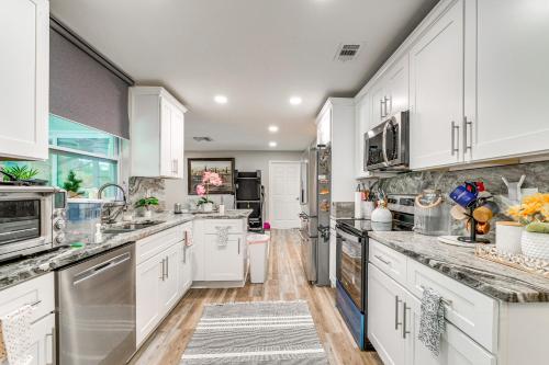 Disney Day Trips! Lakefront Home w/ Heated Pool in สปริง ฮิลล์ (FL)