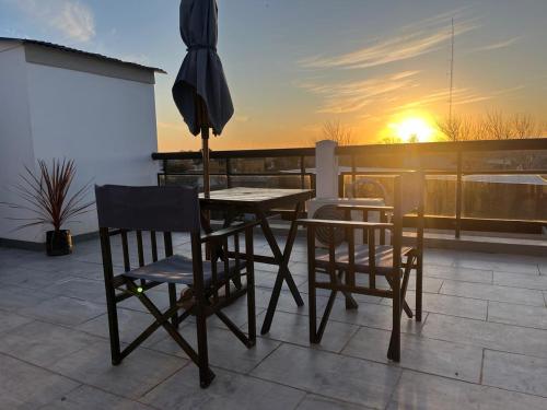Monoambiente con terraza privada y cochera en Pinamar - image 5