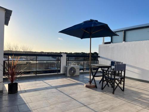 Monoambiente con terraza privada y cochera en Pinamar - image 2