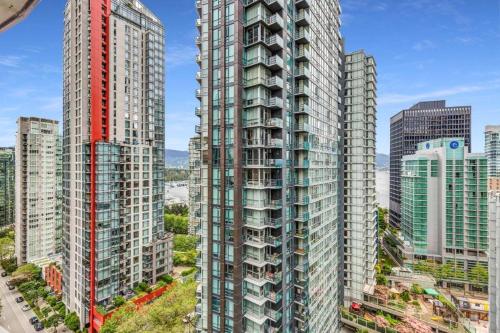 Gorgeous Harbour Haven - Stylish 3 Bedroom Retreat - The Best Location Downtown! in Vancouver, Canada