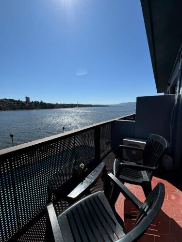 Double Room with Lake View image 4