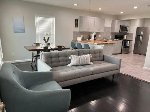 Modern 3B2B home near Lackland and downtown in San Antonio, USA