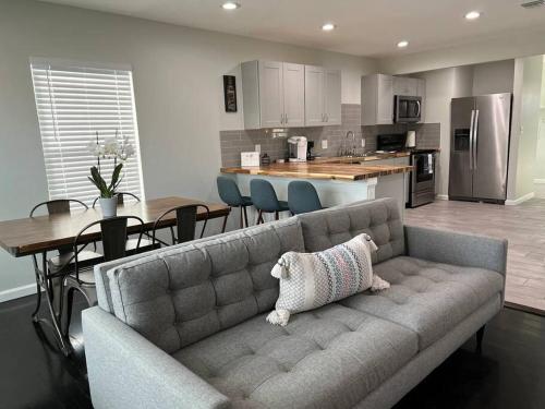 Modern 3B2B home near Lackland and downtown in San Antonio, USA