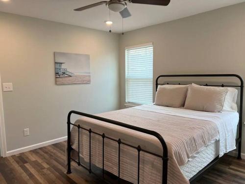 Modern 3B2B home near Lackland and downtown in San Antonio, USA