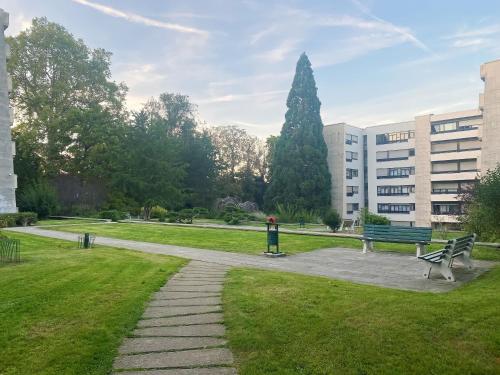 Фасада на хотела, Le Chaleureux in Cormeilles-en-Parisis