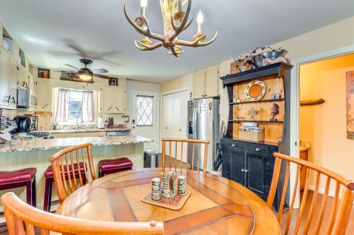 Blue Ridge Lake Townhome about 7 Mi to Scenic Railway! in Morganton, USA