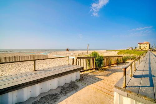Bright Brigantine Townhome Steps to Beach Access! in 雙桅船市 (NJ)