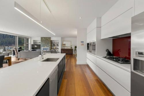 Catalina Apt 1 - amazing views and walk to town - image 6