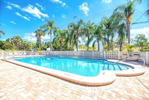 New Listing! 400ft to private beach path, private patio, shared pool, glimpse of ocean from bedroom! in Siesta Key, Vereinigte Staaten von Amerika