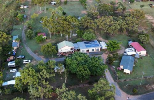 Viesnīcas āriene, Tamarind Gardens Camping, Caravans, Accommodation in Chillagoe