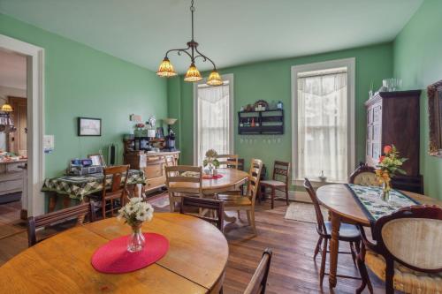 Carroll Cottage at Main Street Bed & Breakfast