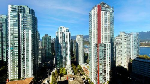 Gorgeous Harbour Haven - Stylish 3 Bedroom Retreat - The Best Location Downtown! in Vancouver, Canada