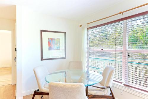 Newly Remodeled Apt! Key-West Victorian with beach access, to Siesta Key Beach! in Siesta Key, USA