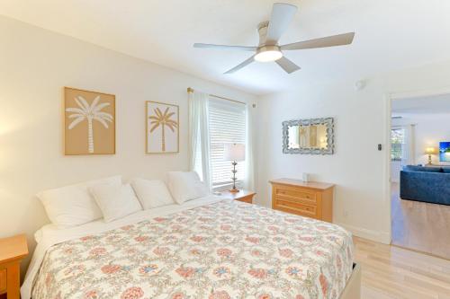 Newly Remodeled Apt! Key-West Victorian with beach access, to Siesta Key Beach! in Siesta Key, USA