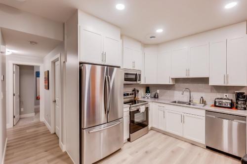 . Modern suite near Airport Hospital Henday Town Ctr