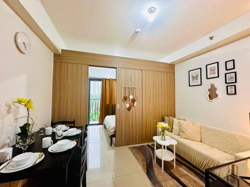 Shore One Bedroom Condo - close to MOA and Ikea with free wifi, Metro Manila