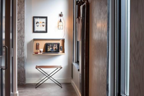 Superior King Room image 8
