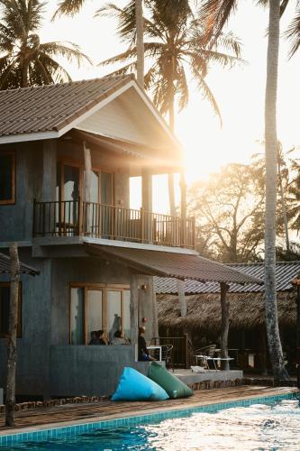 Unterkunft von außen, Laemsui Beach in Surat Thani