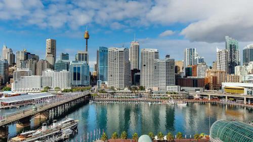 Luxury 3BR CBD Apt with Huge Balcony & City Views - image 3