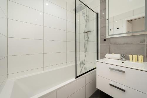 Przestronne Studio Przy Rynku we Wrocławiu z Klimatyzacją i Wanną by Noclegi Renters - image 5