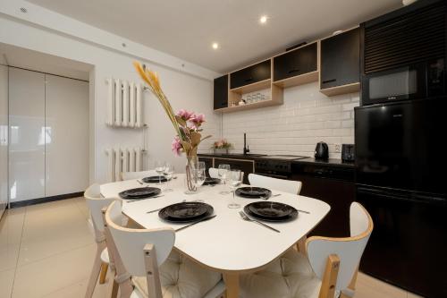 Przestronne Studio Przy Rynku we Wrocławiu z Klimatyzacją i Wanną by Noclegi Renters - image 4