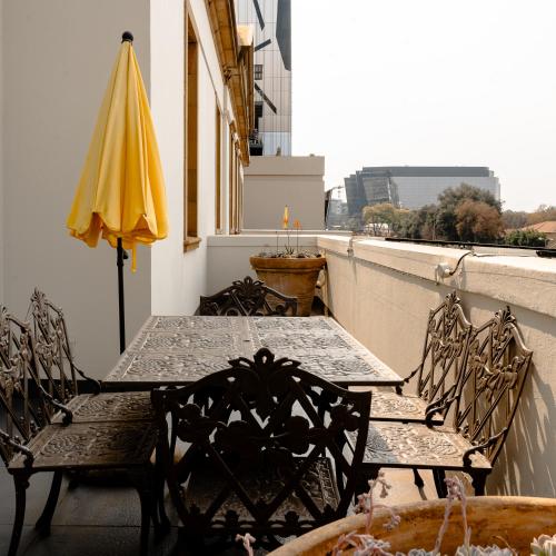 Seadmed, The Monarch Hotel near Zoo Lake Park