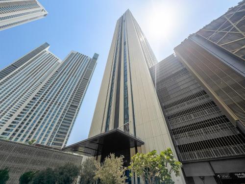2BR Stunning Burj Khalifa View|Dubai Mall Access - image 12