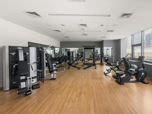 Waterfront View 1BR APT with Gym, Pool & Sauna, Dubaj (zdjęcie 6)