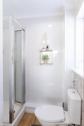 Open Mind Property - 4 Beds 2 Bathrooms & Parking - image 4