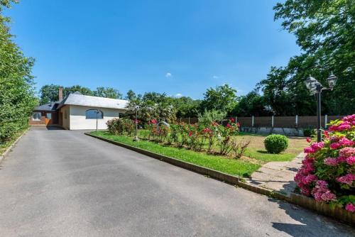 Piscine interieure, SPA et Jeux open for 15 guests in Theuville-aux-Maillots