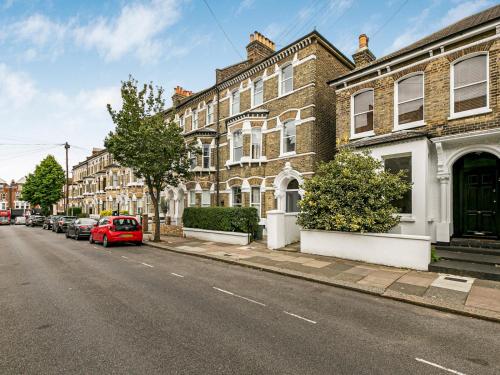 Pass the Keys Elegant GetAway House in Vibrant Clapham Juction, London (photo 7)