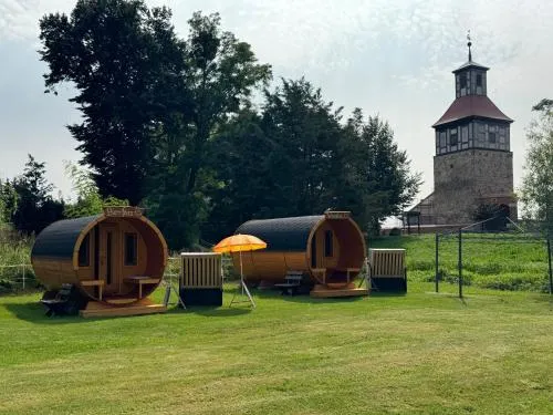 Heinrich's Schlaffässer im Nuthegarten in Walternienburg, Deutschland