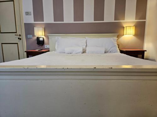 Large Double Room image 3