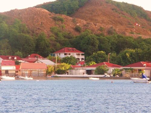 Studio de charme au coeur du village, belle vue baie des Saintes, proche débarcadère et commodités (Studio de charme au coeur du village, belle vue baie des Saintes, proche debarcadere et commodites) in Terre-de-Haut
