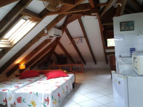 Studio de charme au coeur du village, belle vue baie des Saintes, proche débarcadère et commodités (Studio de charme au coeur du village, belle vue baie des Saintes, proche debarcadere et commodites) in Terre-de-Haut