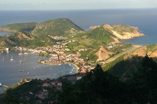 Studio de charme au coeur du village, belle vue baie des Saintes, proche débarcadère et commodités (Studio de charme au coeur du village, belle vue baie des Saintes, proche debarcadere et commodites) in Terre-de-Haut