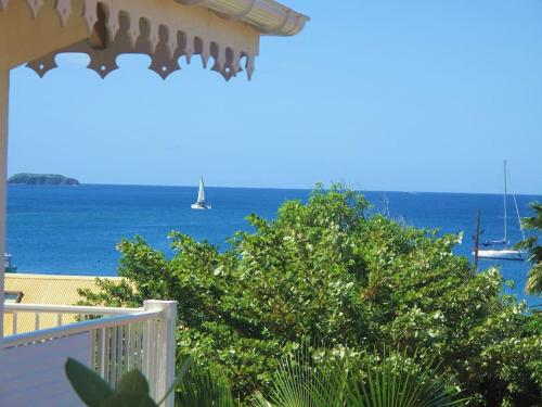 Studio de charme au coeur du village, belle vue baie des Saintes, proche débarcadère et commodités (Studio de charme au coeur du village, belle vue baie des Saintes, proche debarcadere et commodites) in Terre-de-Haut