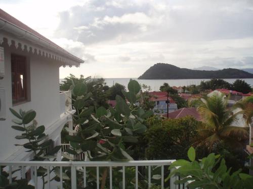 Studio de charme au coeur du village, belle vue baie des Saintes, proche débarcadère et commodités (Studio de charme au coeur du village, belle vue baie des Saintes, proche debarcadere et commodites) in Terre-de-Haut