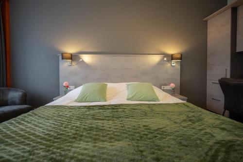 2 twin beds
