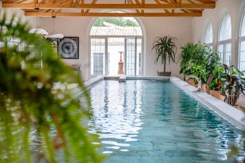 Peldbaseins, Secret d'Uzès - Le Duché - Piscine chauffée et Jacuzzi (Secret d'Uzes - Le Duche - Piscine chauffee et Jacuzzi) in Aubussargues